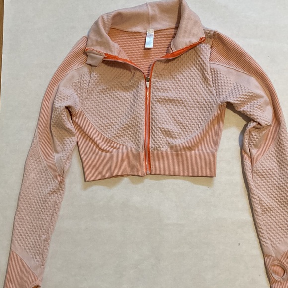 Angcoco Women's Activewear Cropped Zip Up top - Picture 2 of 3